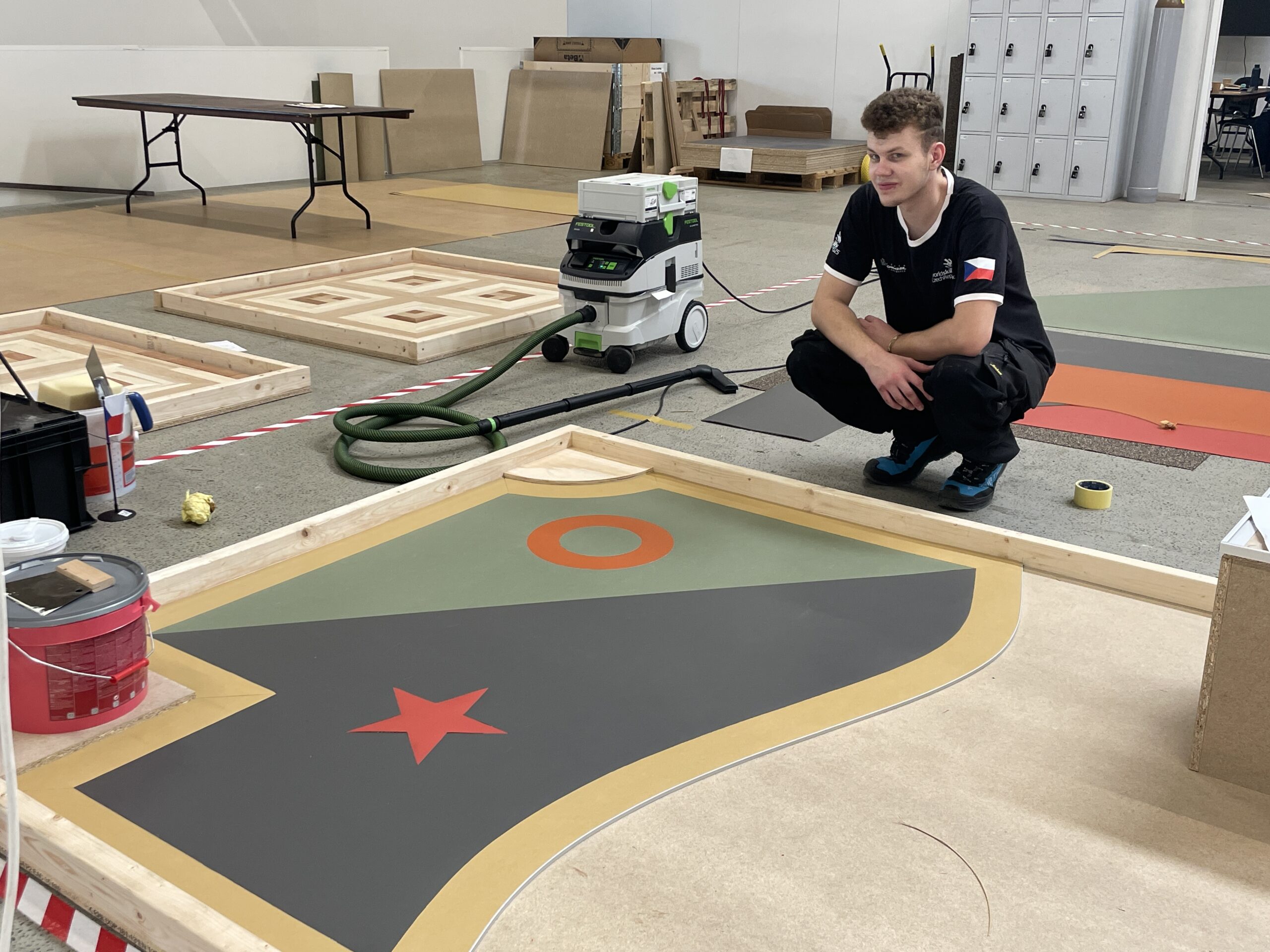 Pokládka vzoru z přírodního linolea